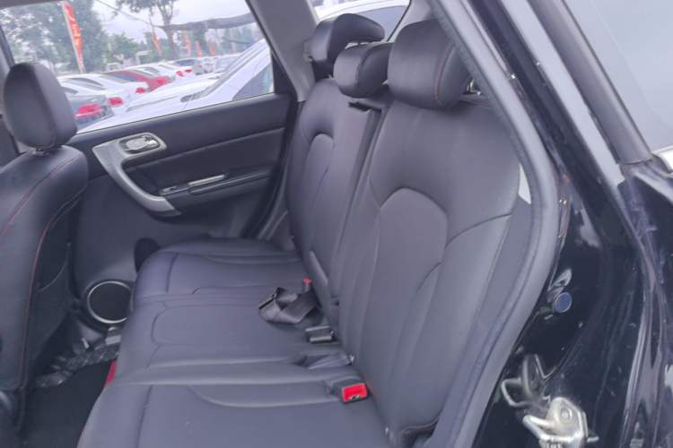 Used Haval H6 2015 Upgraded Model 1.5T Manual Two-Wheel Drive Elite Version Left Rear Seat