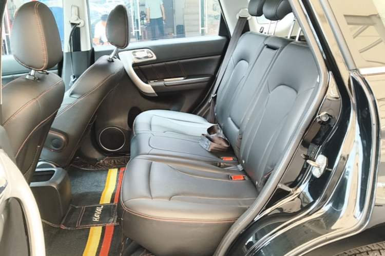 Used Haval H6 2015 Upgraded Model 1.5T Manual Two-Wheel Drive Elite Version Left Rear Seat