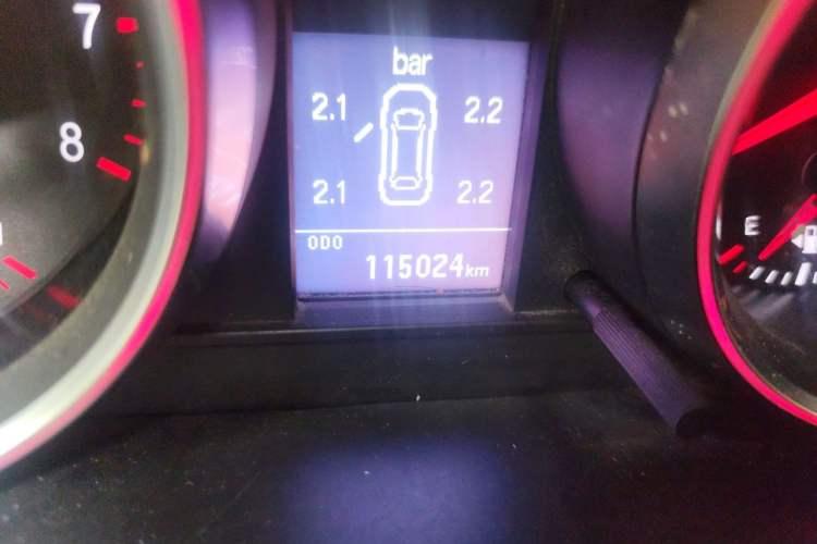 Used Haval H6 2015 Sport Edition 1.5T Manual Two-Wheel Drive Elite Model Odometer Close Up