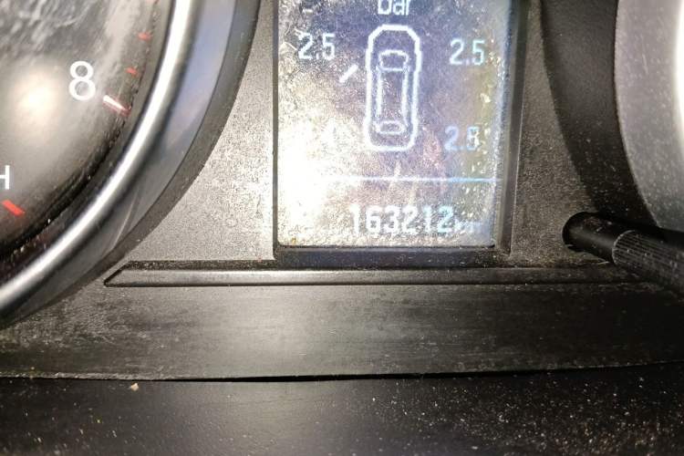 Used Haval H6 2015 Sport Edition 1.5T Manual Two-Wheel Drive Elite Model Odometer Close Up