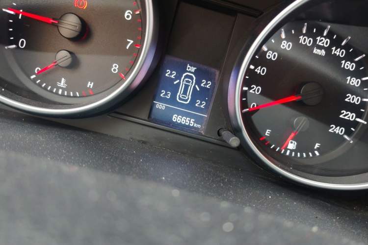 Used Haval H6 2015 Upgraded Model 1.5T Manual Two-Wheel Drive Elite Version Odometer Close Up