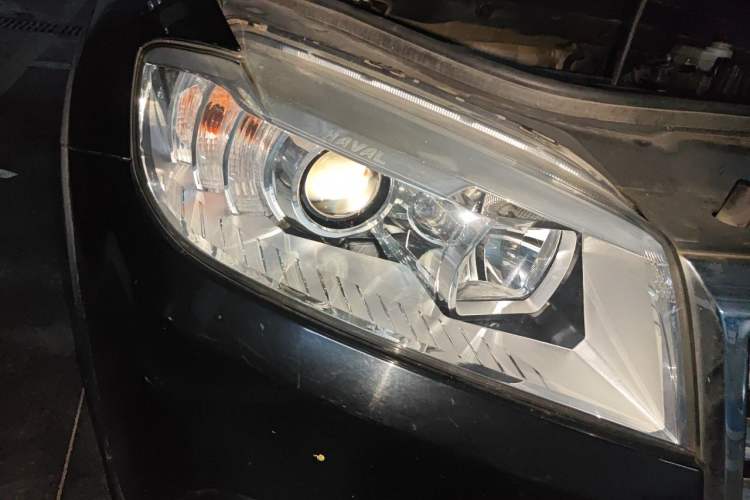 Used Haval H6 2015 Sport Edition 1.5T Automatic Two-Wheel Drive Luxury Model Right Front Headlight