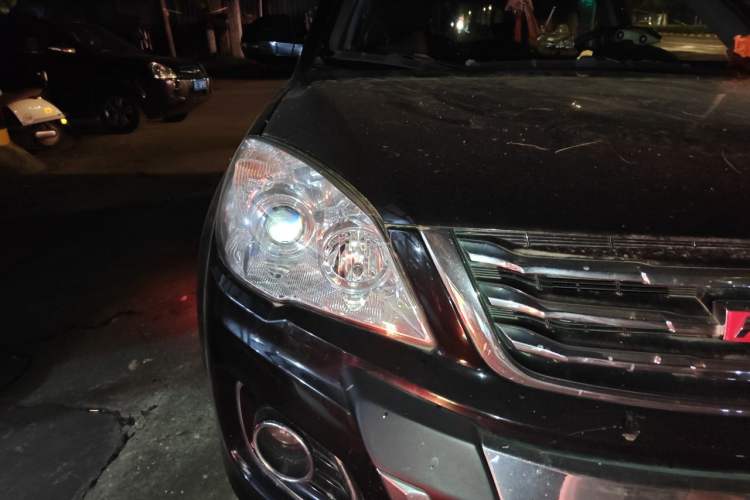 Used Haval H6 2015 Upgraded Model 1.5T Manual Two-Wheel Drive Elite Version Right Front Headlight