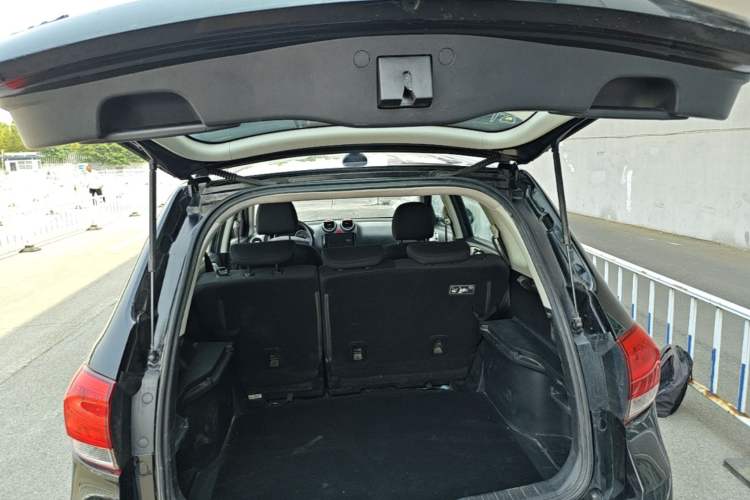 Used Haval H6 2015 Upgraded Model 1.5T Manual Two-Wheel Drive Urban Version Trunk