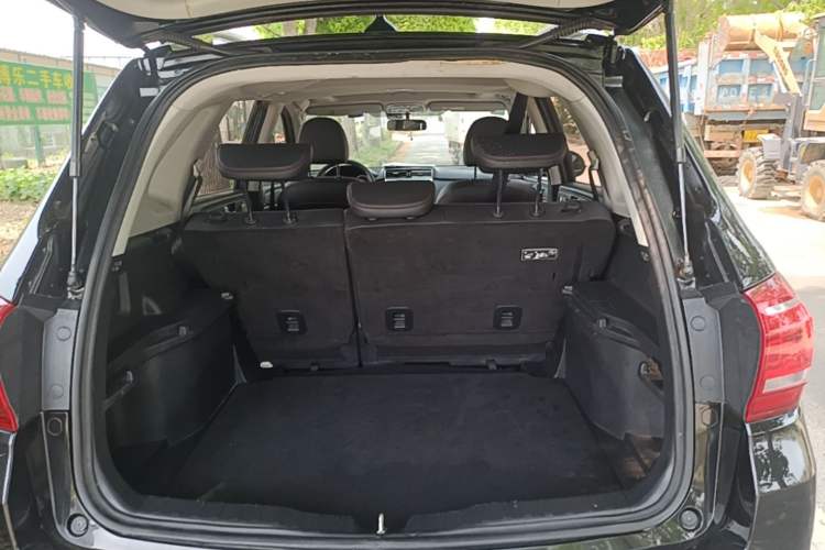 Used Haval H6 2015 Revised Version Sport Edition 1.5T Manual Two-Wheel Drive Premium Trim Trunk