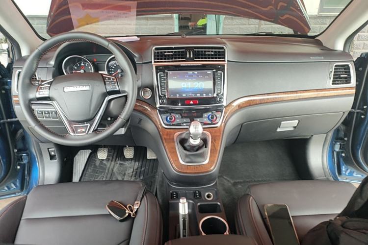 Used Haval H6 2015 Revised Version Sport Edition 1.5T Manual Transmission Two-Wheel Drive Elite Grade Center Console