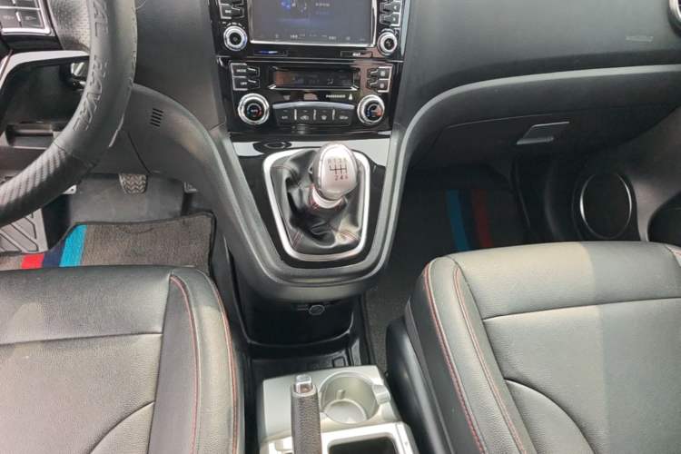 Used Haval H6 2015 Upgraded Model 1.5T Manual Two-Wheel Drive Elite Version Gear Lever