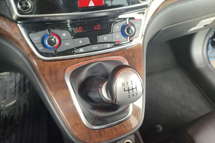 Used Haval H6 2015 Revised Version Sport Edition 1.5T Manual Transmission Two-Wheel Drive Elite Grade Gear Lever