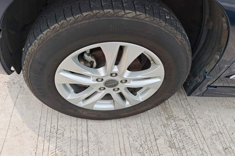 Used Haval H6 2015 Upgraded Model 1.5T Manual Two-Wheel Drive Elite Version Left Front Wheel Hub