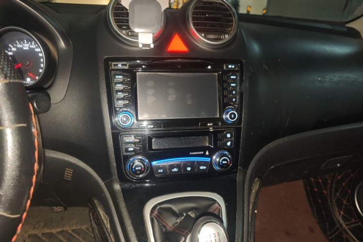 Used Haval H6 2015 Upgraded Model 1.5T Manual Two-Wheel Drive Elite Version Audio And AC Panel