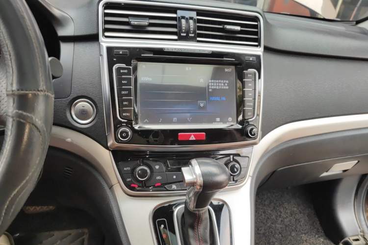 Used Haval H6 2015 Sport Edition 1.5T Automatic Two-Wheel Drive Luxury Model Audio And AC Panel