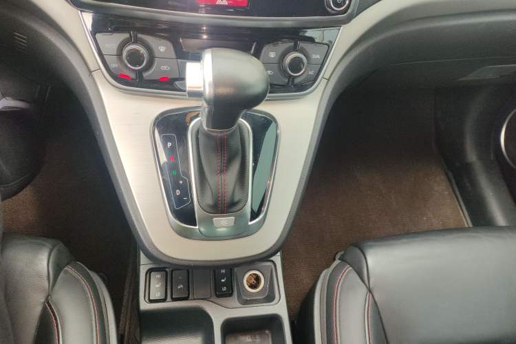 Used Haval H6 2015 Sport Edition 1.5T Automatic Two-Wheel Drive Luxury Model Gear Lever