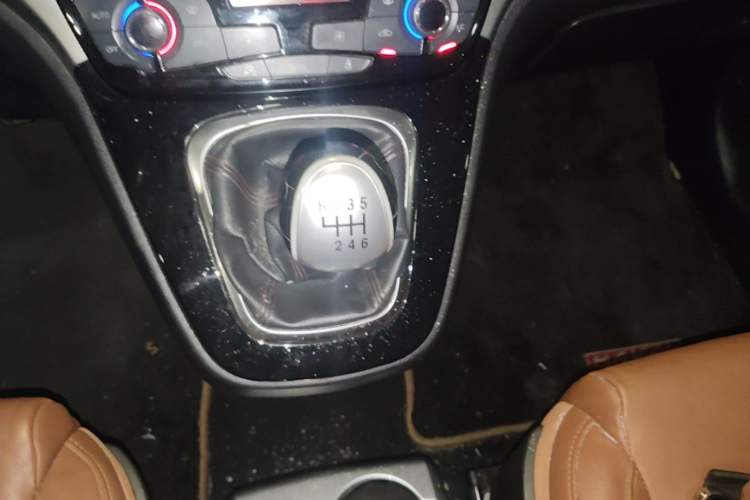Used Haval H6 2015 Sport Edition 1.5T Manual Two-Wheel Drive Elite Model Gear Lever
