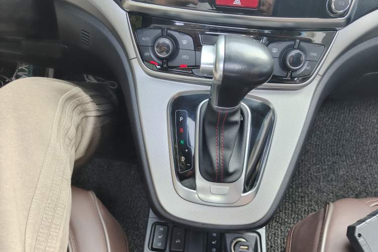 Used Haval H6 2015 Sport Edition 1.5T Automatic Two-Wheel Drive Luxury Model Gear Lever