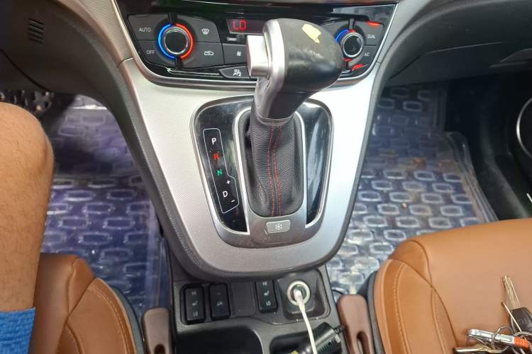 Used Haval H6 2015 Sport Edition 1.5T Automatic Two-Wheel Drive Luxury Model Gear Lever