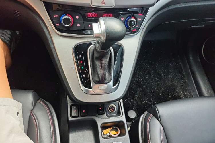 Used Haval H6 2015 Sport Edition 1.5T Automatic Two-Wheel Drive Luxury Model Gear Lever