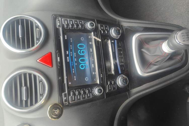 Used Haval H6 2015 Upgraded Model 1.5T Manual Two-Wheel Drive Elite Version Audio And AC Panel