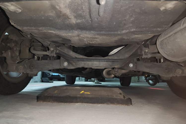 Used Haval H6 2015 Upgraded Model 1.5T Manual Two-Wheel Drive Elite Version Chassis Rear