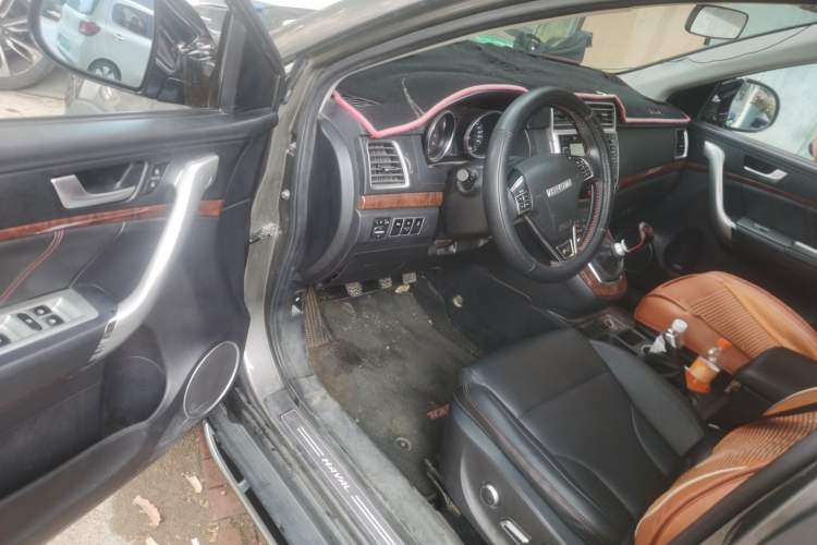 Used Haval H6 2015 Revised Version Sport Edition 1.5T Manual Transmission Two-Wheel Drive Elite Grade Driver Seat