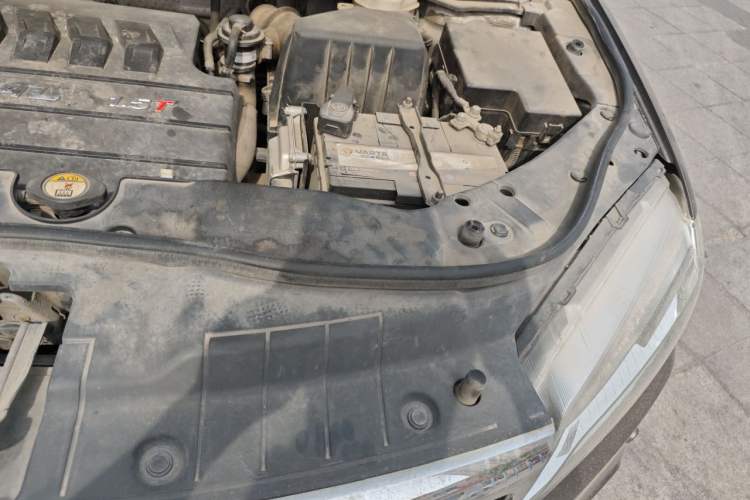 Used Haval H6 2015 Sport Edition 1.5T Automatic Two-Wheel Drive Luxury Model Engine Bay Left