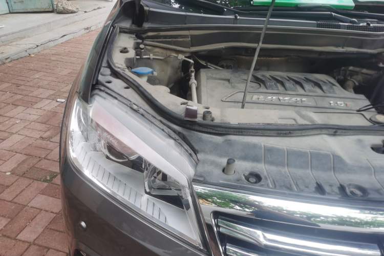 Used Haval H6 2015 Revised Version Sport Edition 1.5T Manual Transmission Two-Wheel Drive Elite Grade Engine Bay Right