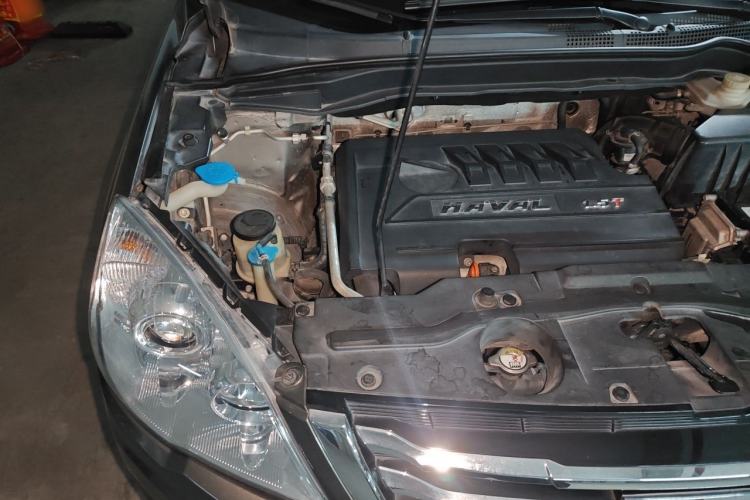 Used Haval H6 2015 Upgraded Model 1.5T Manual Two-Wheel Drive Elite Version Engine Bay Right