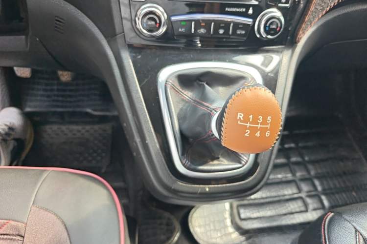 Used Haval H6 2015 Upgraded Model 1.5T Manual Two-Wheel Drive Elite Version Gear Lever