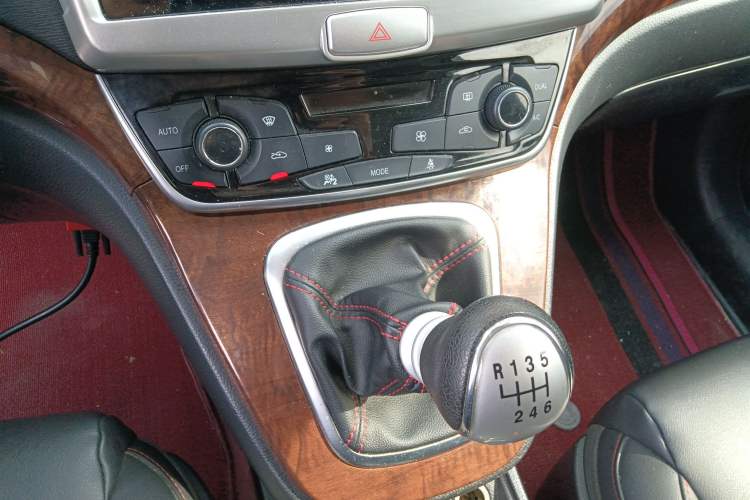 Used Haval H6 2015 Revised Version Sport Edition 1.5T Manual Transmission Two-Wheel Drive Elite Grade Gear Lever