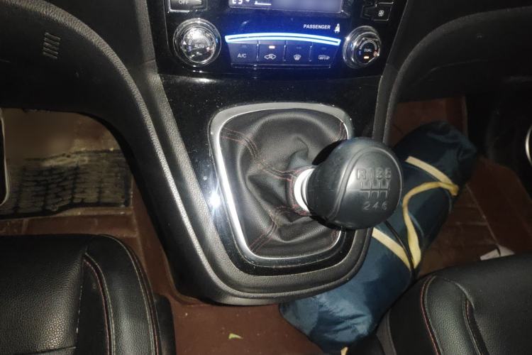 Used Haval H6 2015 Upgraded Model 1.5T Manual Two-Wheel Drive Elite Version Gear Lever