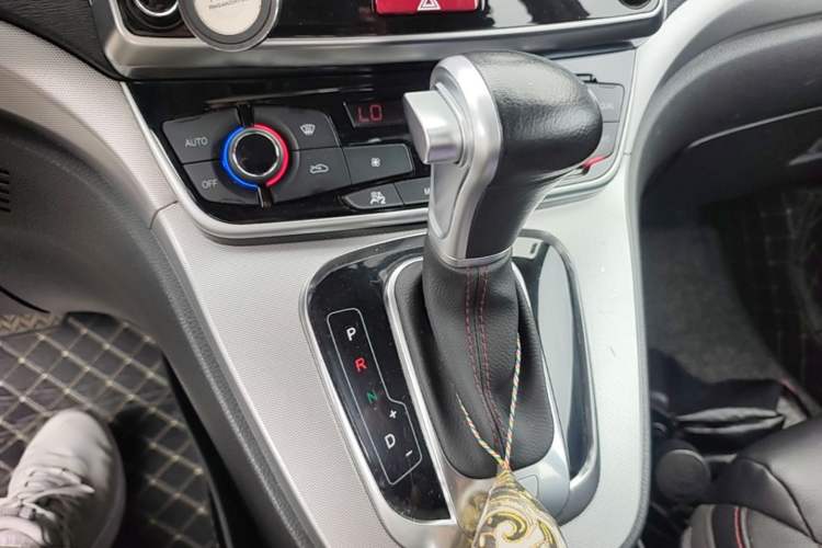Used Haval H6 2015 Sport Edition 1.5T Automatic Two-Wheel Drive Luxury Model Gear Lever