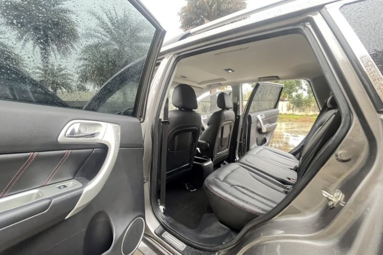 Used Haval H6 2015 Upgraded Model 1.5T Manual Two-Wheel Drive Elite Version Interior 2
