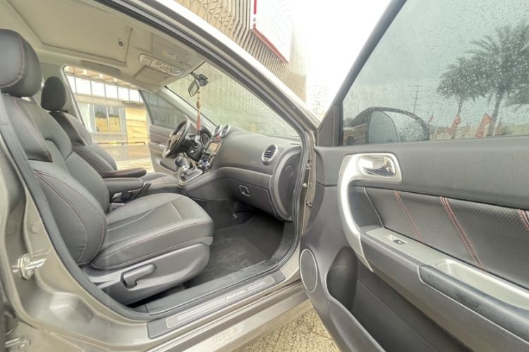 Used Haval H6 2015 Upgraded Model 1.5T Manual Two-Wheel Drive Elite Version Interior 4