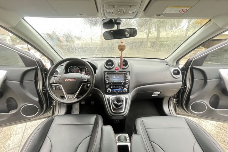 Used Haval H6 2015 Upgraded Model 1.5T Manual Two-Wheel Drive Elite Version Interior 5