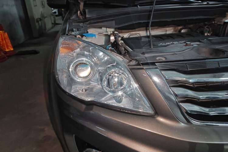 Used Haval H6 2015 Upgraded Model 1.5T Manual Two-Wheel Drive Elite Version Right Front Headlight