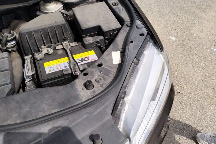 Used Haval H6 2015 Sport Edition 1.5T Automatic Two-Wheel Drive Luxury Model Engine Bay Left