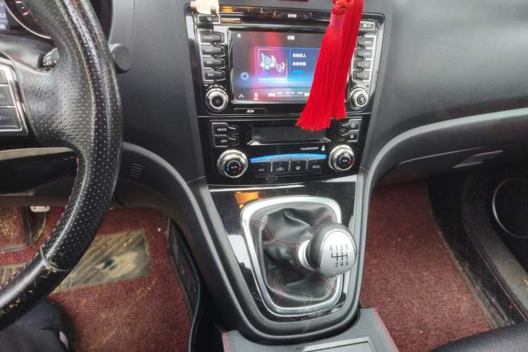 Used Haval H6 2015 Upgraded Model 1.5T Manual Two-Wheel Drive Elite Version Audio And AC Panel