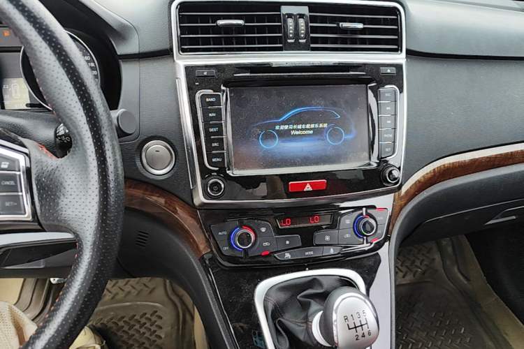 Used Haval H6 2015 Sport Edition 1.5T Manual Two-Wheel Drive Elite Model Audio And AC Panel