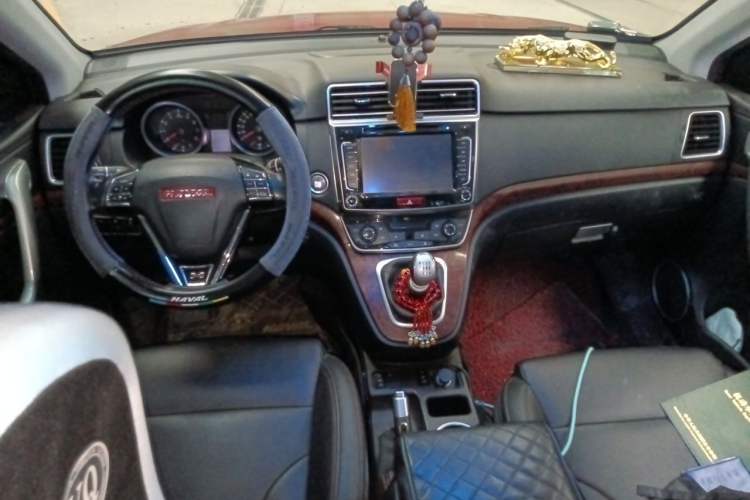 Used Haval H6 2015 Revised Version Sport Edition 1.5T Manual Transmission Two-Wheel Drive Elite Grade Center Console