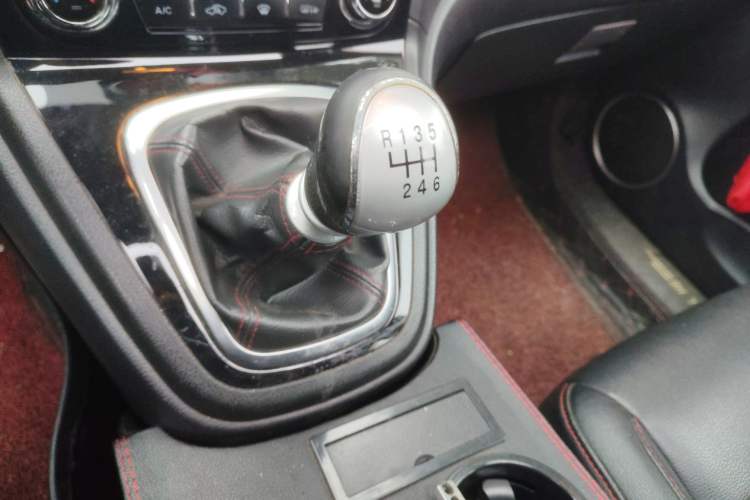 Used Haval H6 2015 Upgraded Model 1.5T Manual Two-Wheel Drive Elite Version Gear Lever
