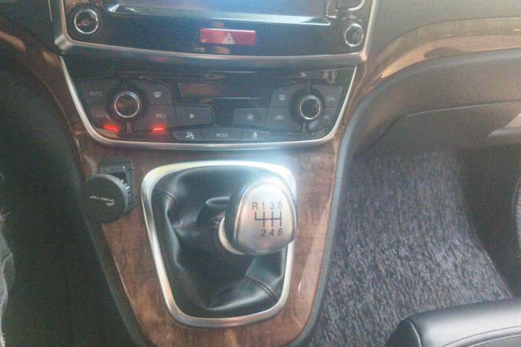 Used Haval H6 2015 Revised Version Sport Edition 1.5T Manual Transmission Two-Wheel Drive Elite Grade Gear Lever