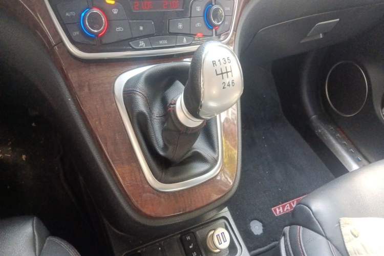Used Haval H6 2015 Revised Version Sport Edition 1.5T Manual Transmission Two-Wheel Drive Elite Grade Gear Lever