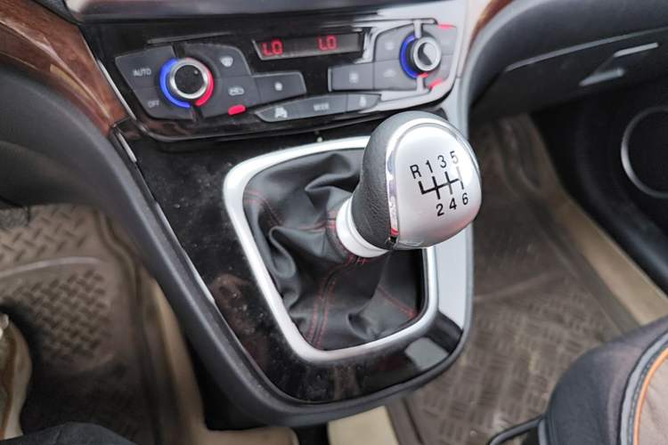 Used Haval H6 2015 Sport Edition 1.5T Manual Two-Wheel Drive Elite Model Gear Lever