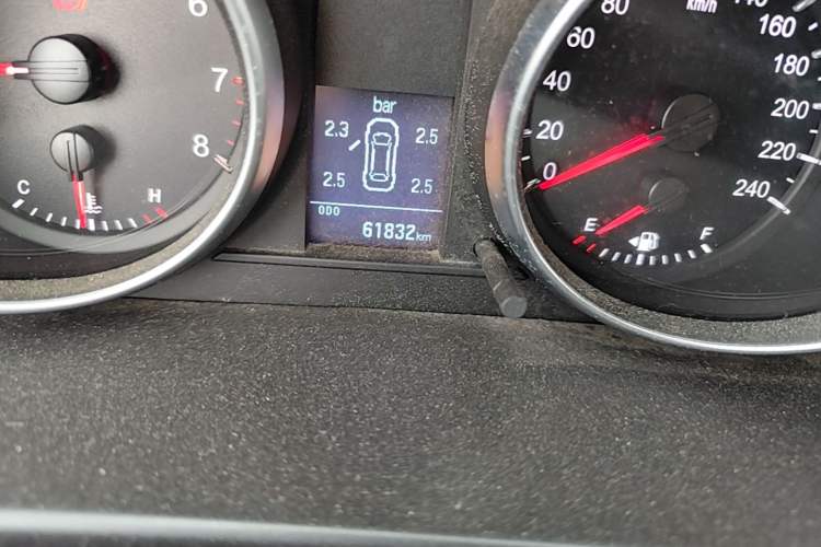 Used Haval H6 2015 Sport Edition 1.5T Manual Two-Wheel Drive Elite Model Odometer Close Up