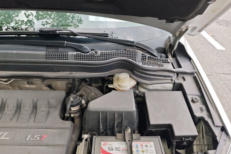 Used Haval H6 2015 Upgraded Model 1.5T Manual Two-Wheel Drive Elite Version Engine Bay Left