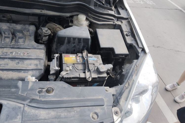 Used Haval H6 2015 Upgraded Model 1.5T Manual Two-Wheel Drive Elite Version Engine Bay Left