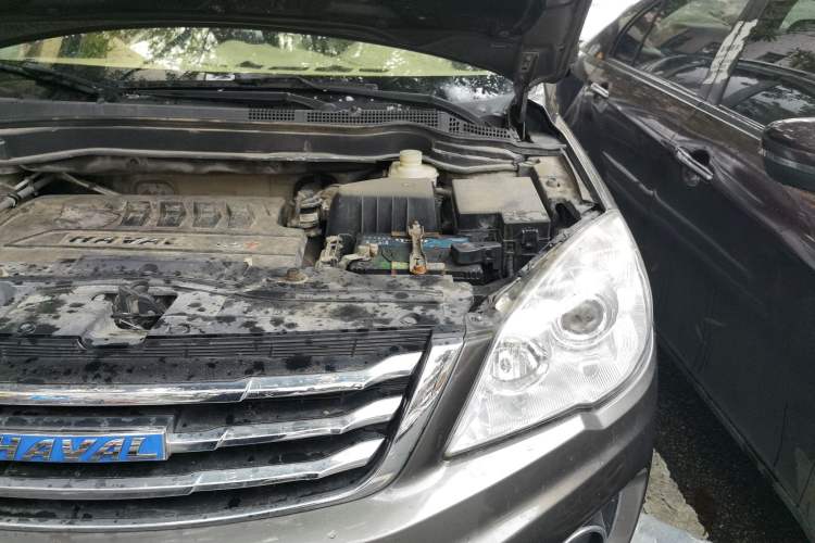 Used Haval H6 2015 Upgraded Model 1.5T Manual Two-Wheel Drive Elite Version Engine Bay Left