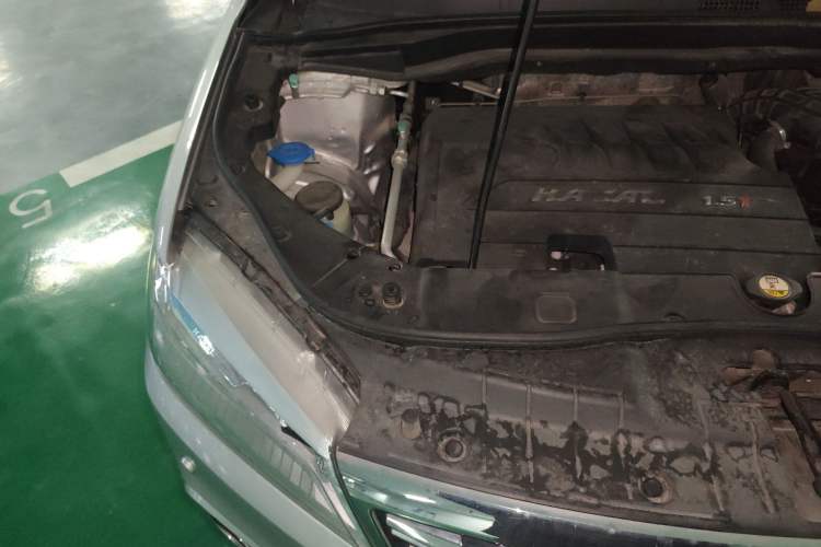 Used Haval H6 2015 Revised Version Sport Edition 1.5T Manual Transmission Two-Wheel Drive Elite Grade Engine Bay Right