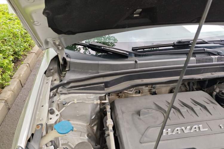 Used Haval H6 2015 Upgraded Model 1.5T Manual Two-Wheel Drive Elite Version Engine Bay Right
