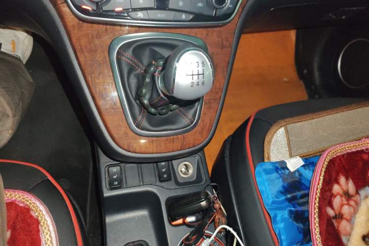 Used Haval H6 2015 Revised Version Sport Edition 1.5T Manual Transmission Two-Wheel Drive Elite Grade Gear Lever