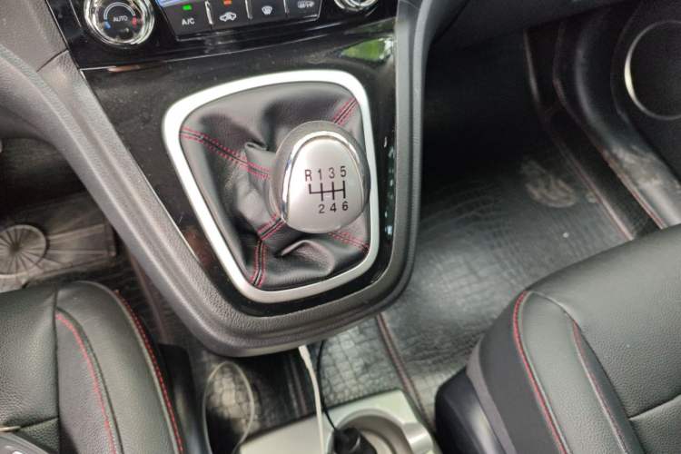 Used Haval H6 2015 Upgraded Model 1.5T Manual Two-Wheel Drive Elite Version Gear Lever